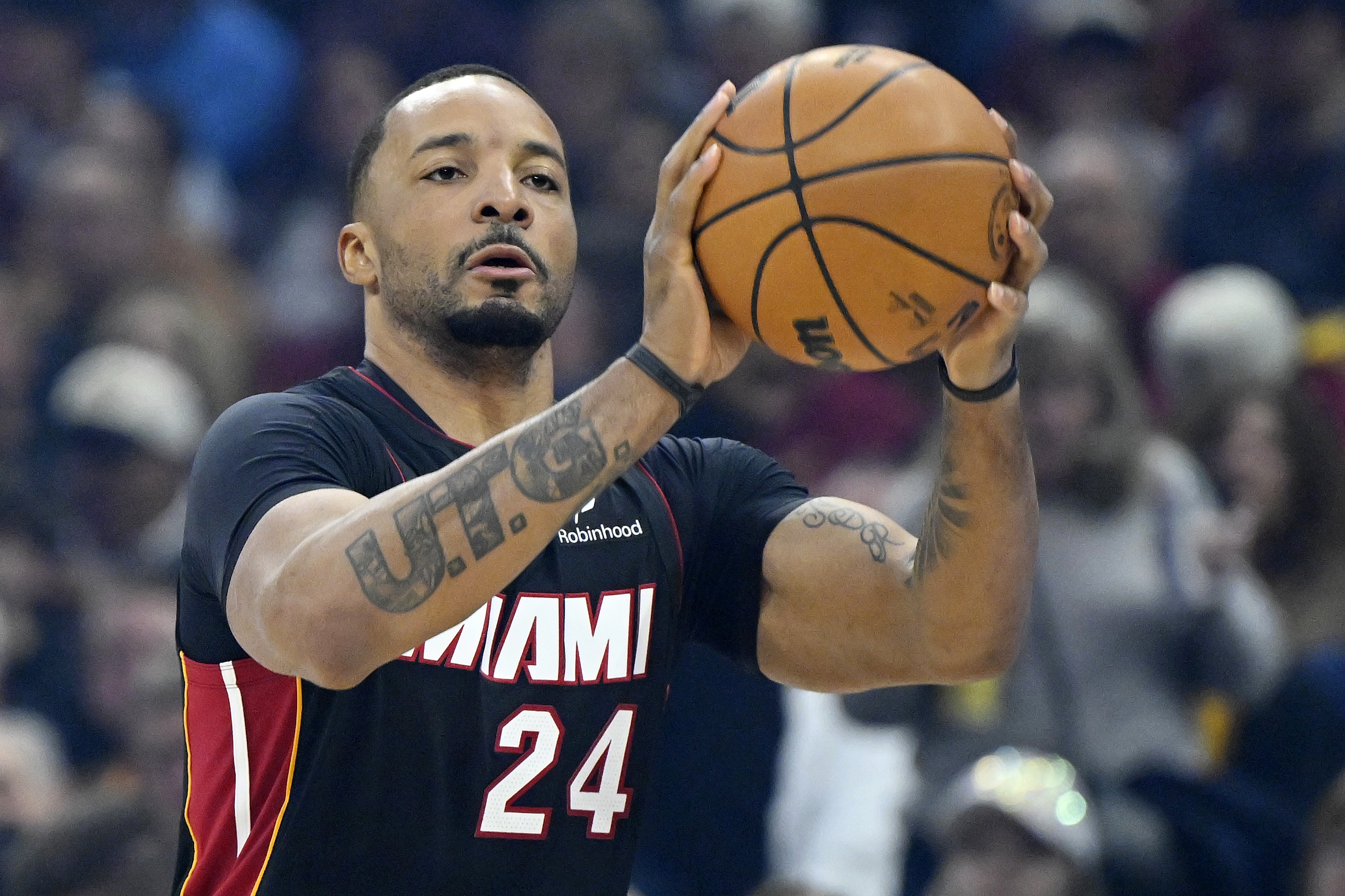 热火迎战76人 鲍威尔缺阵 维金斯&哈克斯&希罗出战